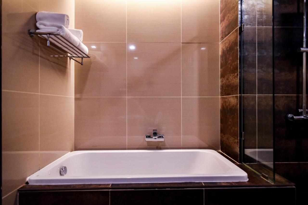 Q Suites 46 Bangkok Bagian luar foto