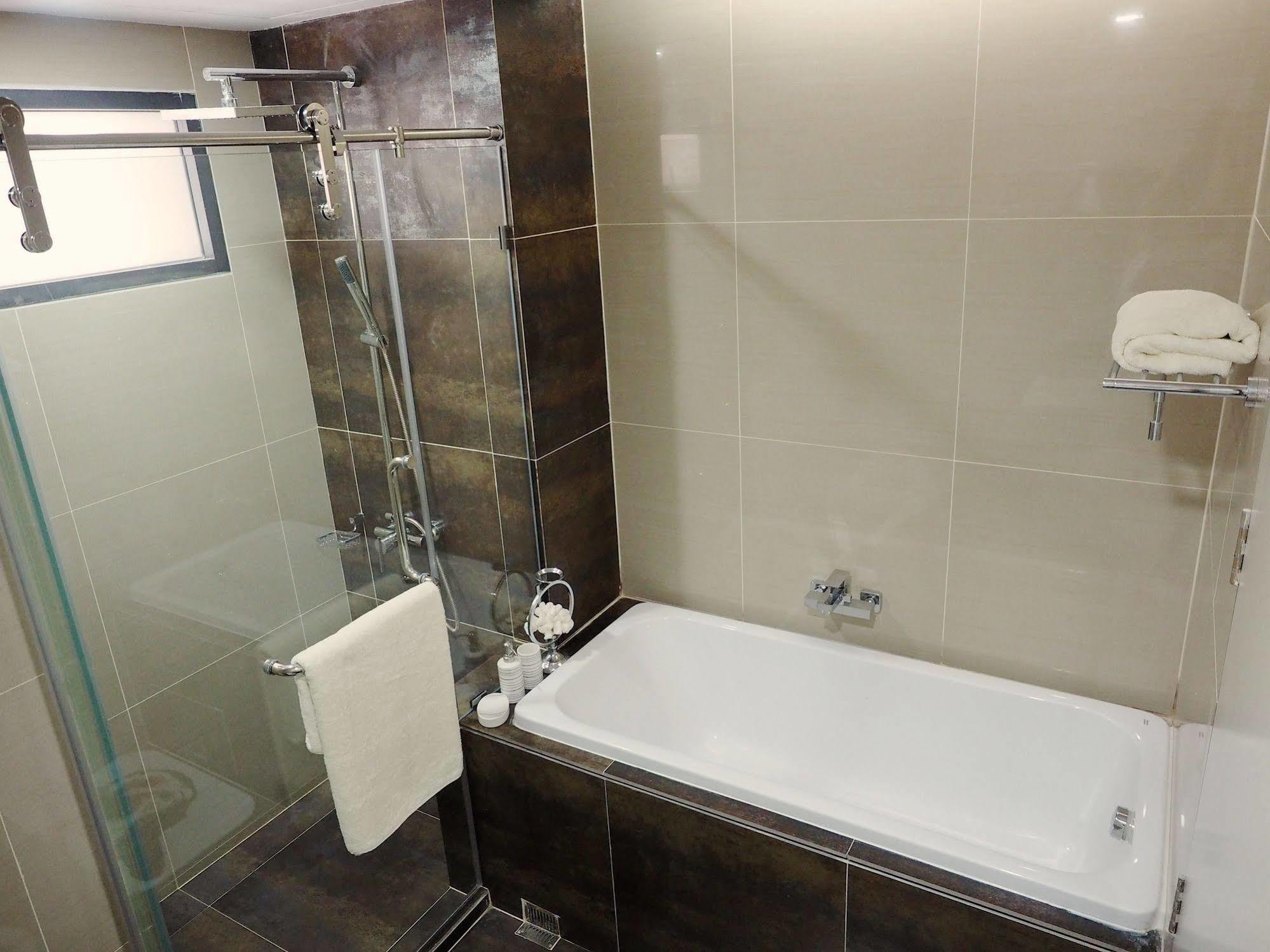 Q Suites 46 Bangkok Bagian luar foto